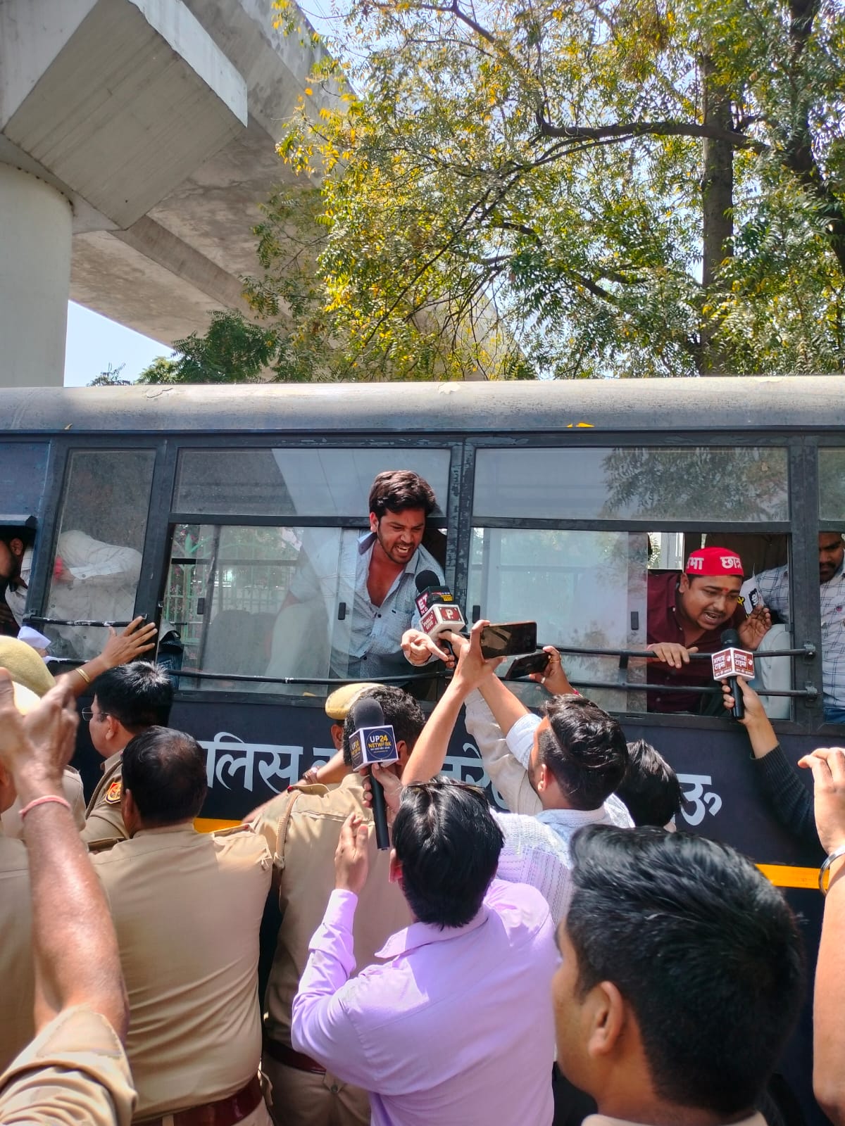 लखनऊ विश्वविद्यालय गेट पर गैस सिलेंडर किल्लत और कालाबाजारी के खिलाफ छात्र-छात्राओं का प्रदर्शन: