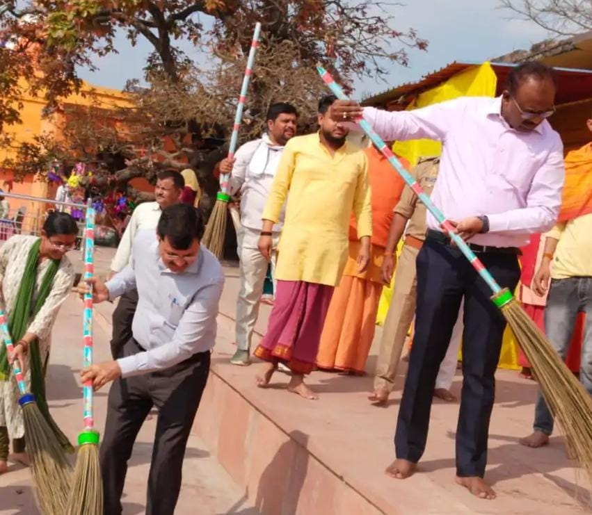 जिलाधिकारी संतोष शर्मा और मुख्य विकास अधिकारी ने मंदिर परिसर की साफ-सफाई की:
