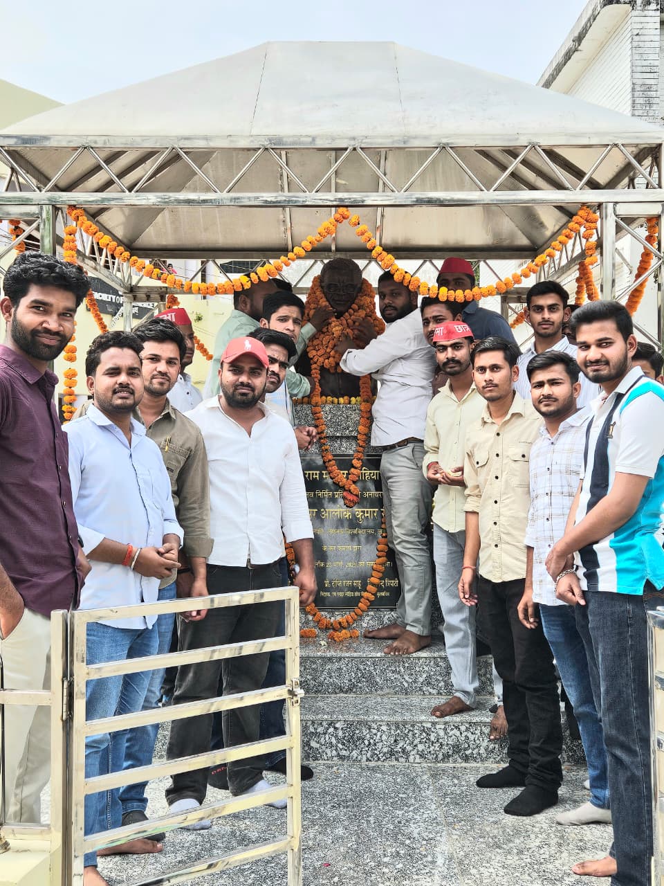 लखनऊ विश्वविद्यालय में दोहरे आयोजन- शहीदों को श्रद्धांजलि, डॉ लोहिया की जयंती मनाई गई: