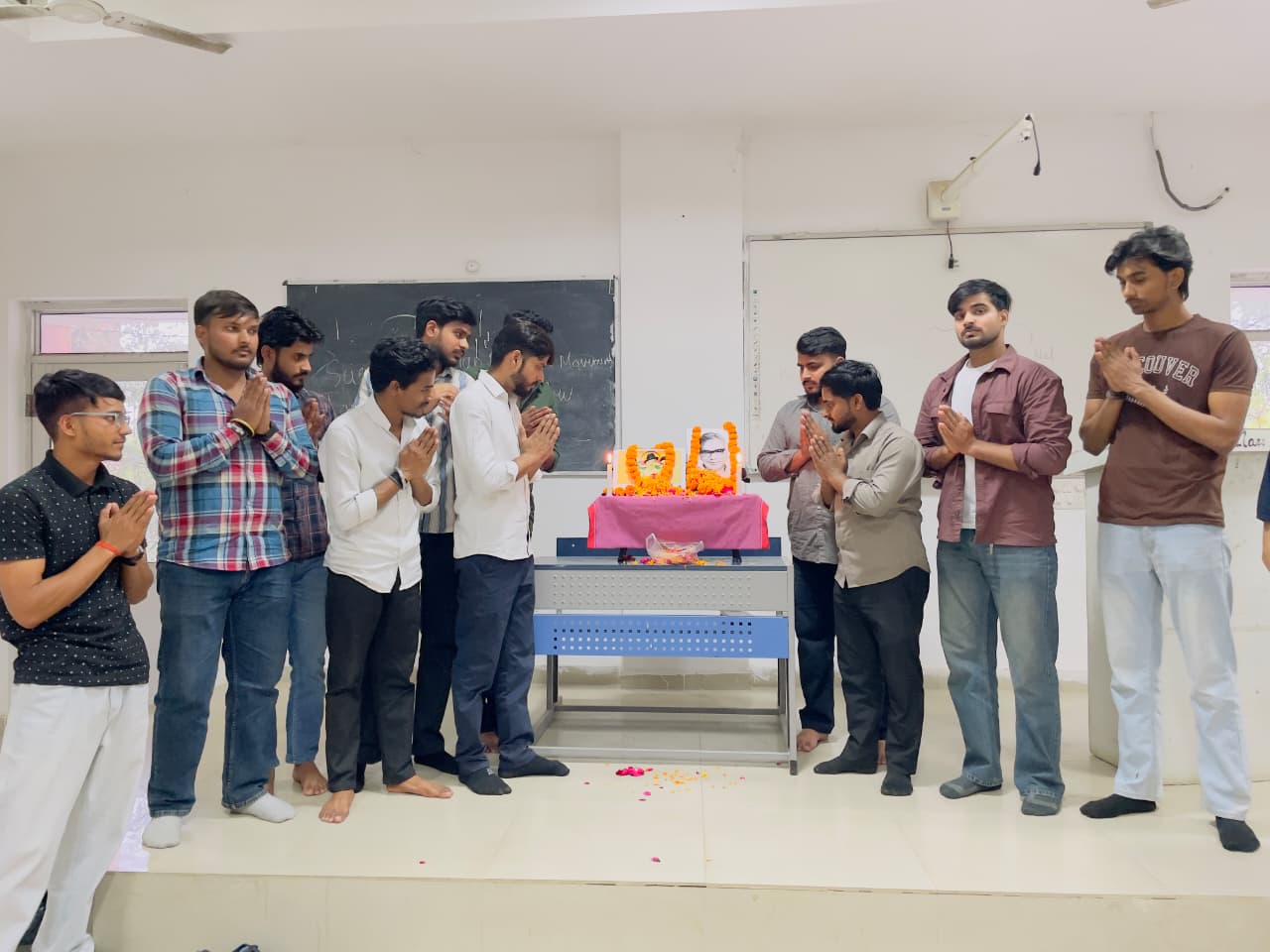 ख्वाजा मोइनुद्दीन चिश्ती भाषा विश्वविद्यालय लखनऊ में शहीदों को श्रद्धांजलि, लोहिया जयंती पर गूंजा परिसर: