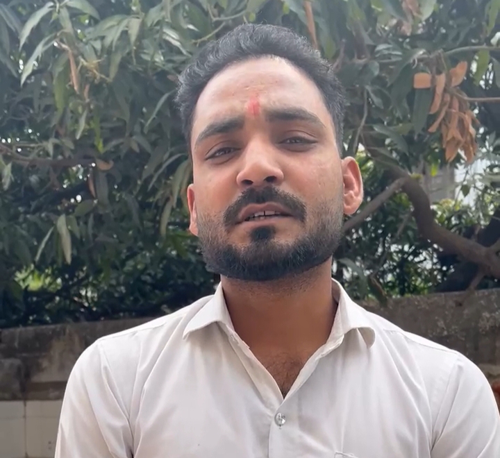 1090 चौराहे के पास दुकानदारों ने पुलिसकर्मी पर उत्पीड़न का लगाया आरोप, कार्रवाई की मांग: