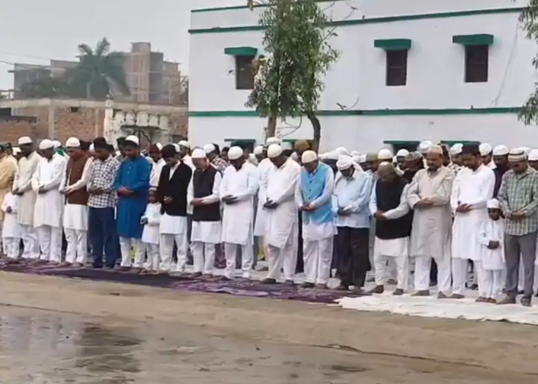 बारिश के बावजूद महराजगंज में ईद का उत्साह बरकरार, हजारों ने अदा की नमाज़: