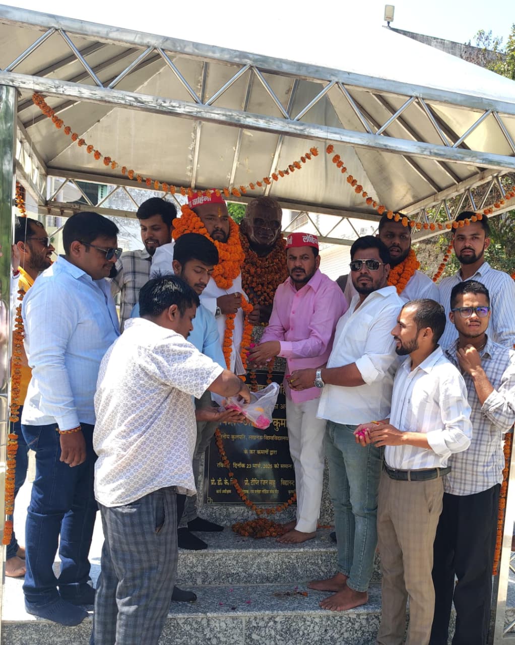 लखनऊ विश्वविद्यालय गेट नंबर 1 पर लोहिया वाहिनी के राष्ट्रीय उपाध्यक्ष अभिषेक श्रीवास्तव बाबू का भव्य स्वागत: