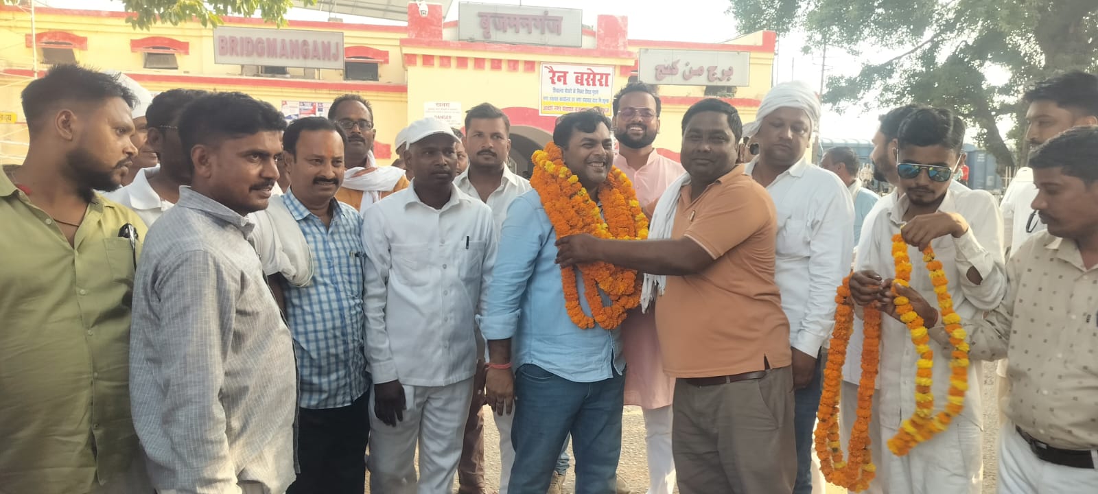 पूर्व विधायक चौधरी शिवेंद्र सिंह के कोऑपरेटिव चेयरमैन बनने पर बृजमनगंज में जश्न: