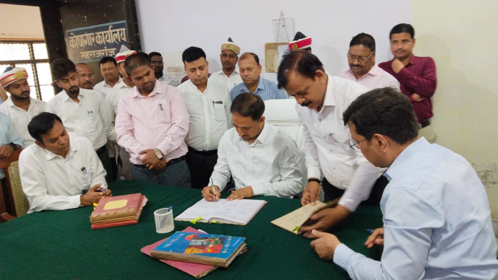 गौरव सिंह सोगरवाल बने महराजगंज के नए जिलाधिकारी, पदभार ग्रहण कर दिए निर्देश: