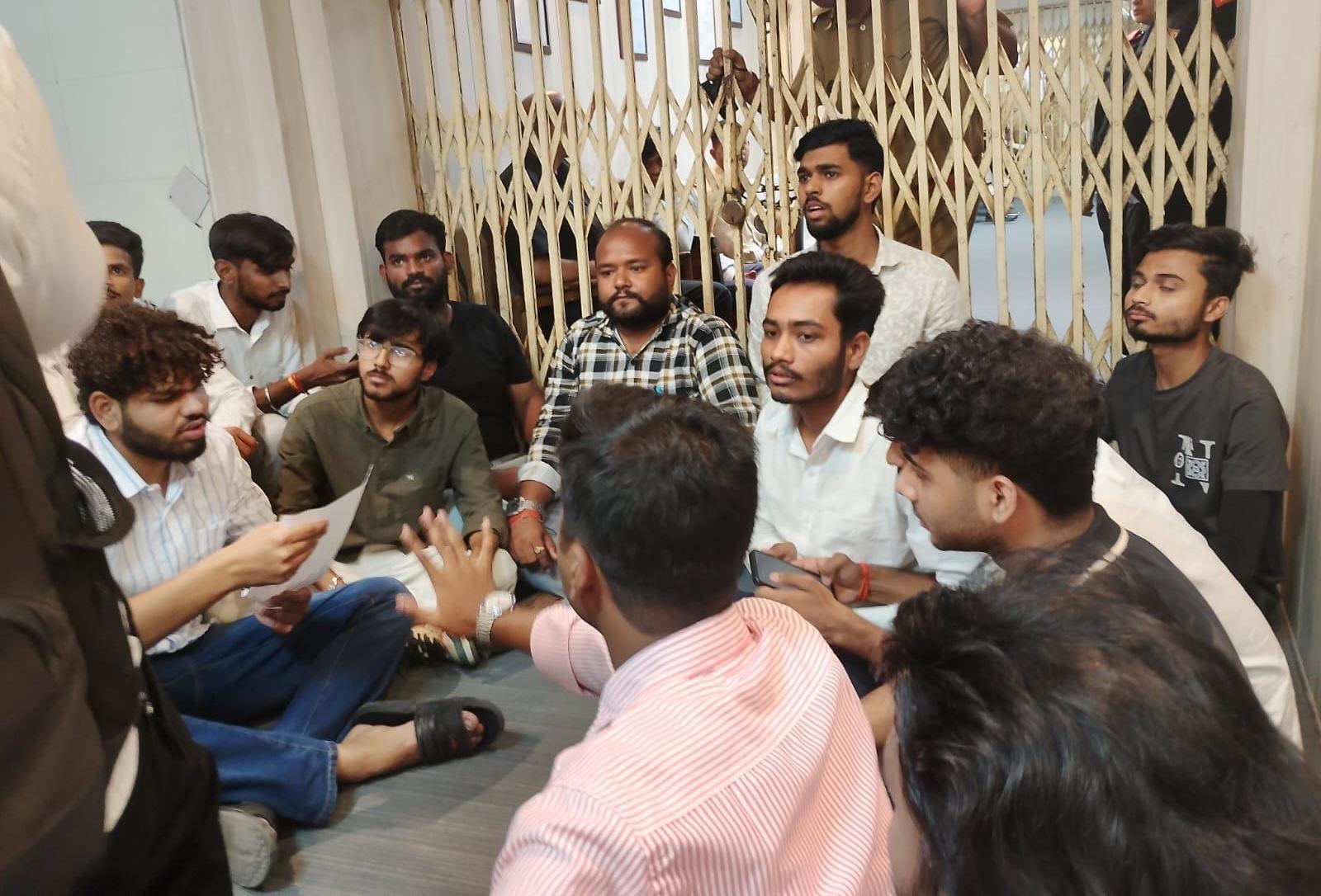 लखनऊ विश्वविद्यालय में परीक्षा विवाद, एथिक्स की जगह फिलॉसफी पेपर, दोबारा परीक्षा की मांग: