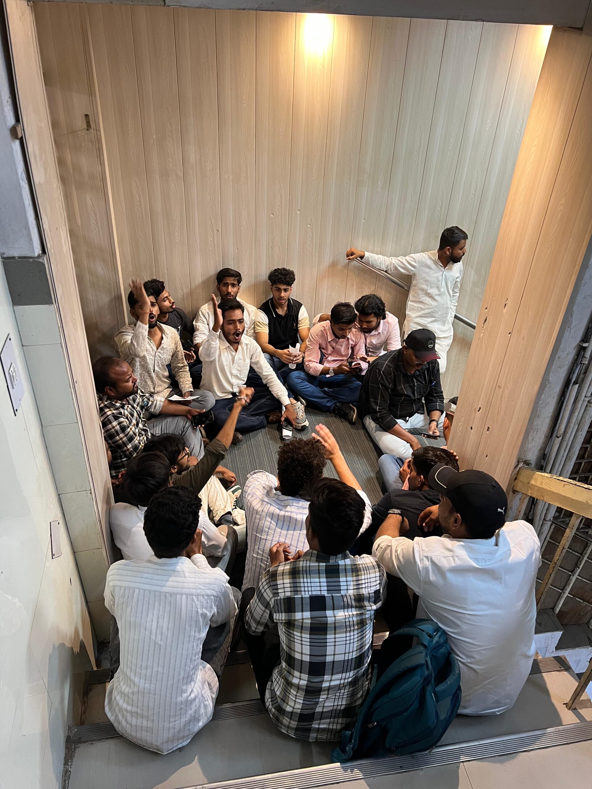 लखनऊ विश्वविद्यालय में परीक्षा विवाद, अचानक बदलाव से भड़के छात्र, कुलपति कार्यालय का घेराव: