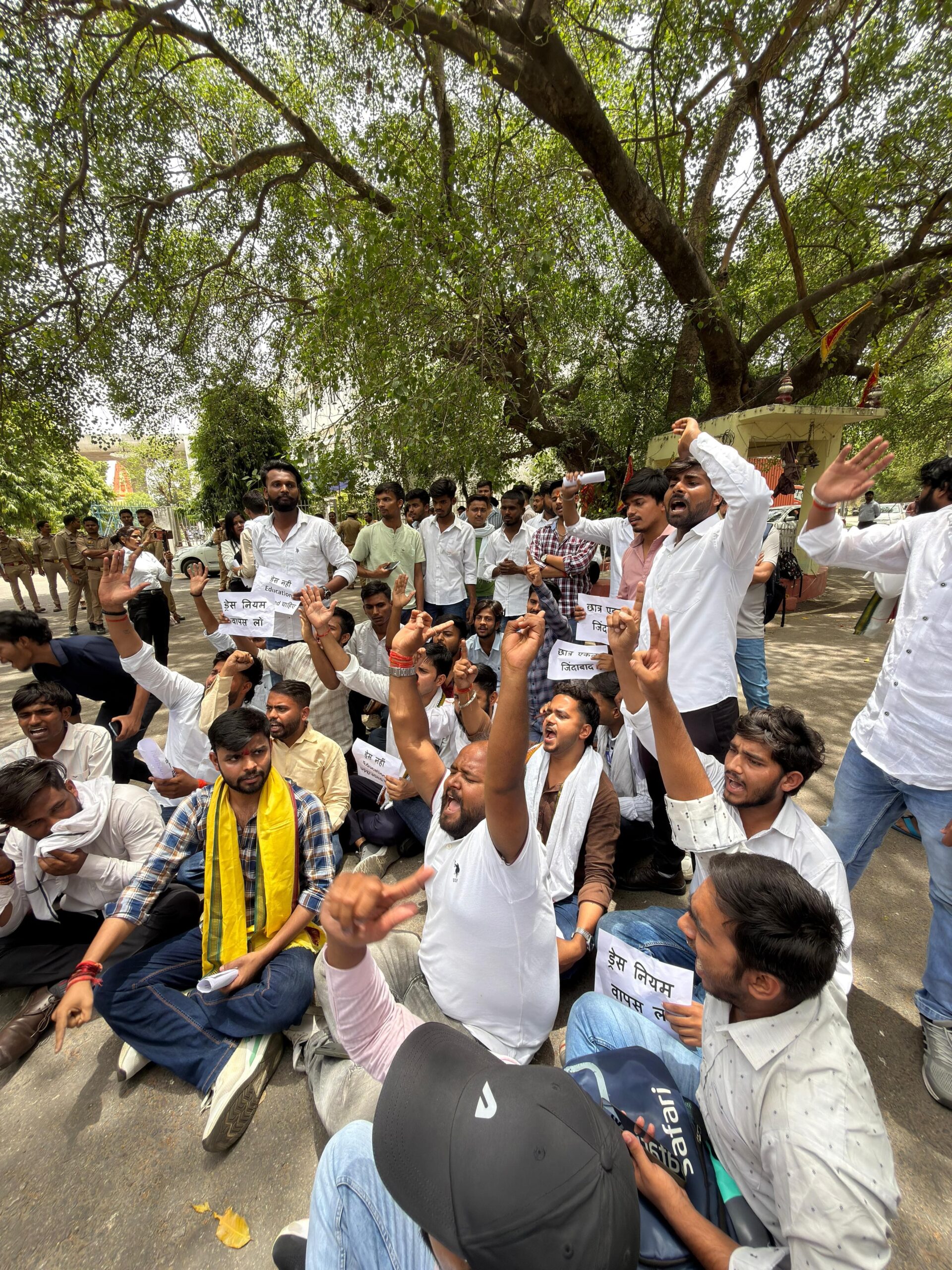 लखनऊ विश्वविद्यालय में ड्रेस कोड के विरोध में छात्रों का प्रदर्शन, कुलपति से मिलने पर रोक: