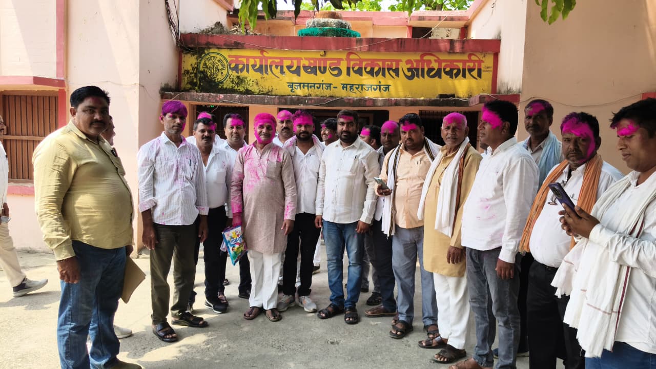 यूपी सरकार के फैसले से खुश हुए प्रधान, बृजमनगंज ब्लॉक पर जमकर मनाया जश्न: