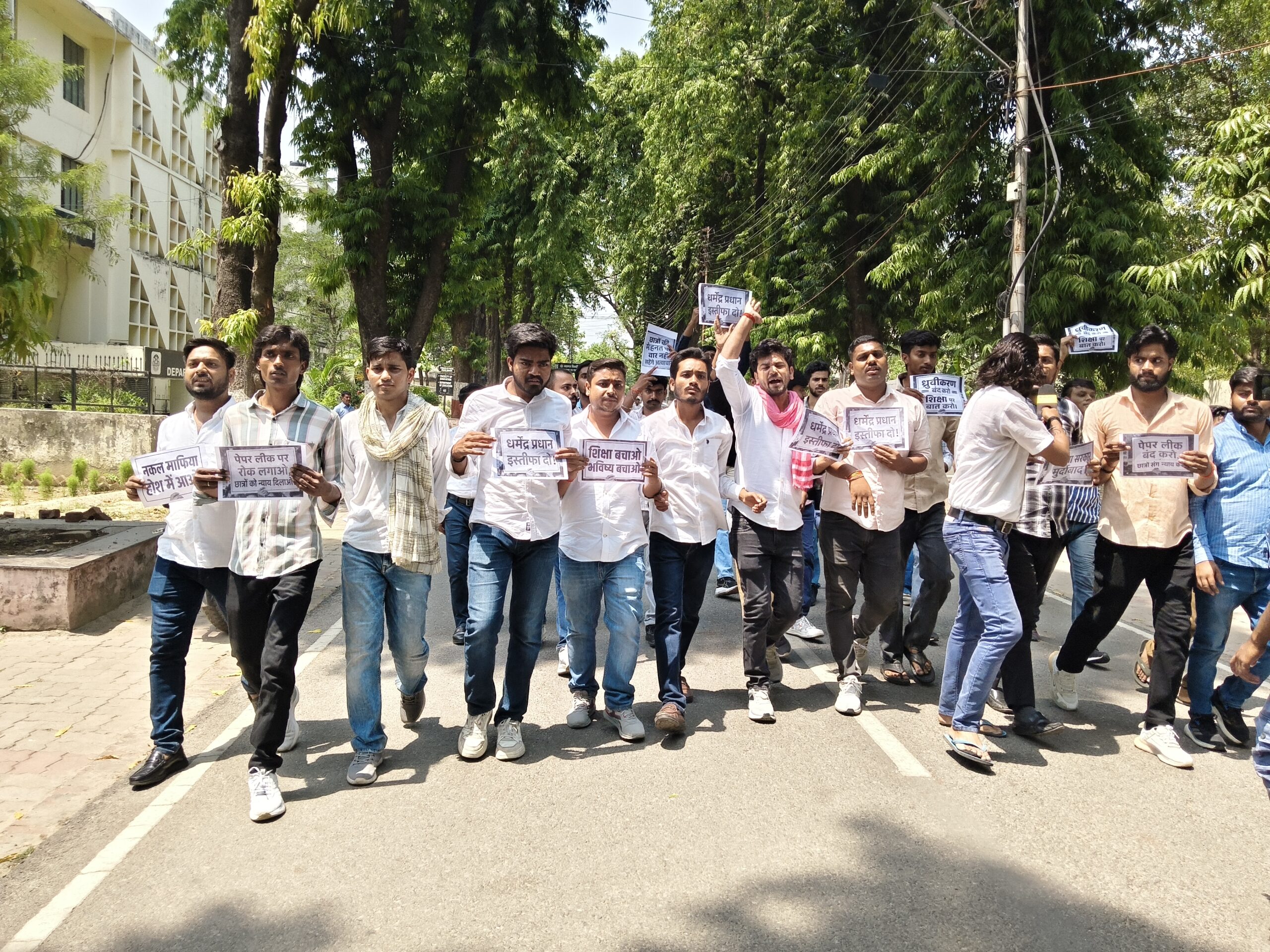 NEET पेपर लीक के खिलाफ लखनऊ विश्वविद्यालय में छात्रों का प्रदर्शन, निष्पक्ष जांच की उठी मांग: