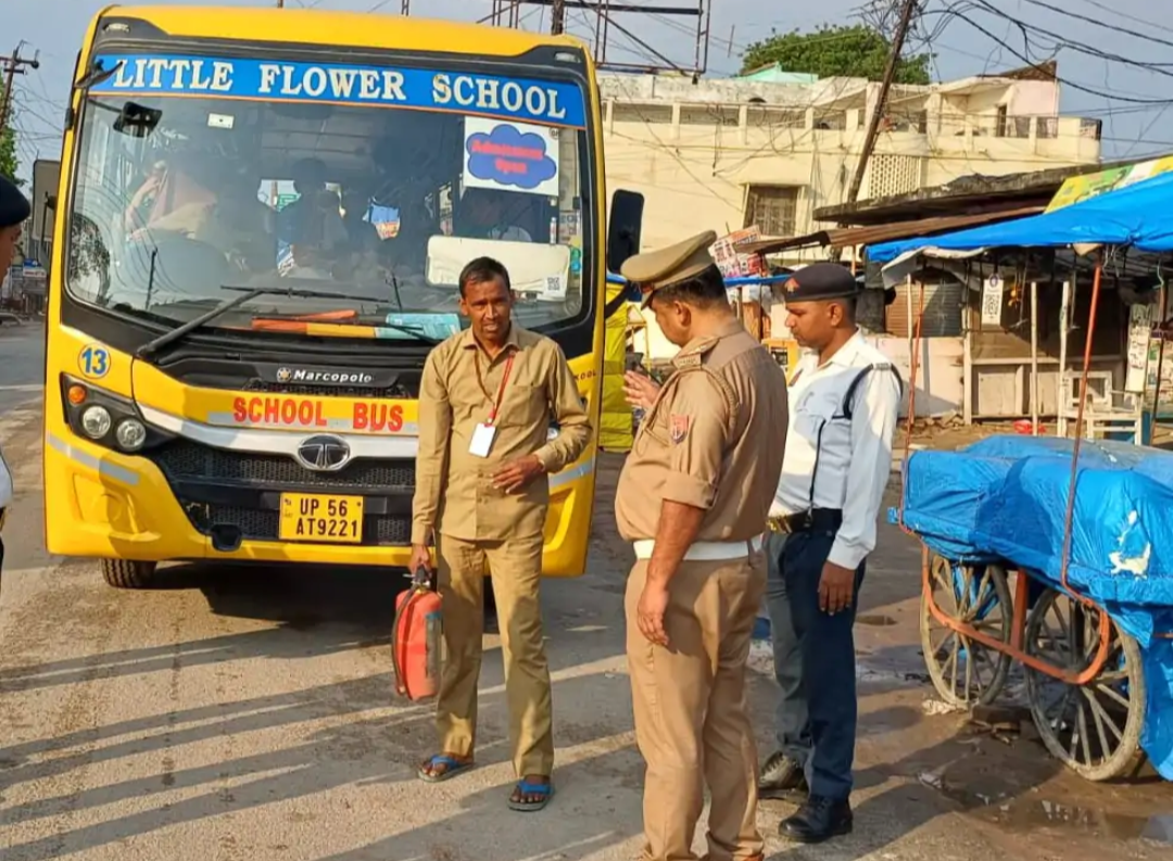 बच्चों की सुरक्षा को लेकर सख्त हुई महराजगंज पुलिस, स्कूल वाहनों की हुई ताबड़तोड़ जांच: