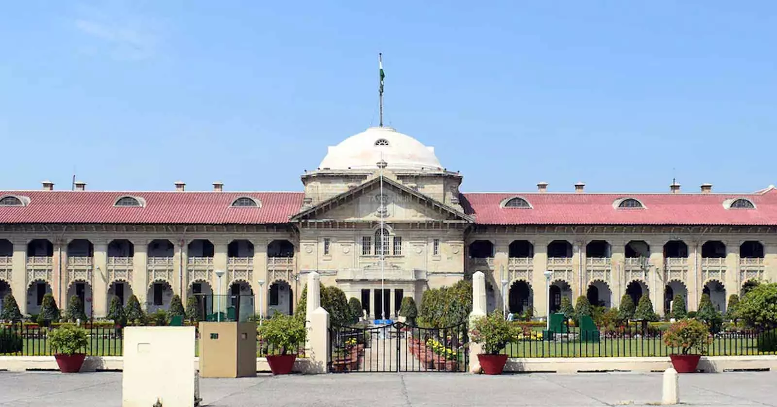 स्कूल में हिजाब पहनने की मांग पर हाईकोर्ट का बड़ा फैसला, कहा- यूनिफॉर्म के नियम का पालन जरूरी: