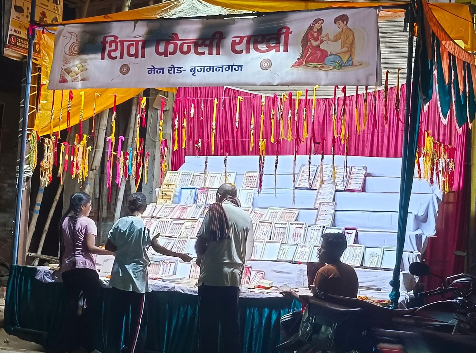 रक्षाबंधन के रंग में रंगा बृजमनगंज बाजार, जमकर हुई खरीदारी: