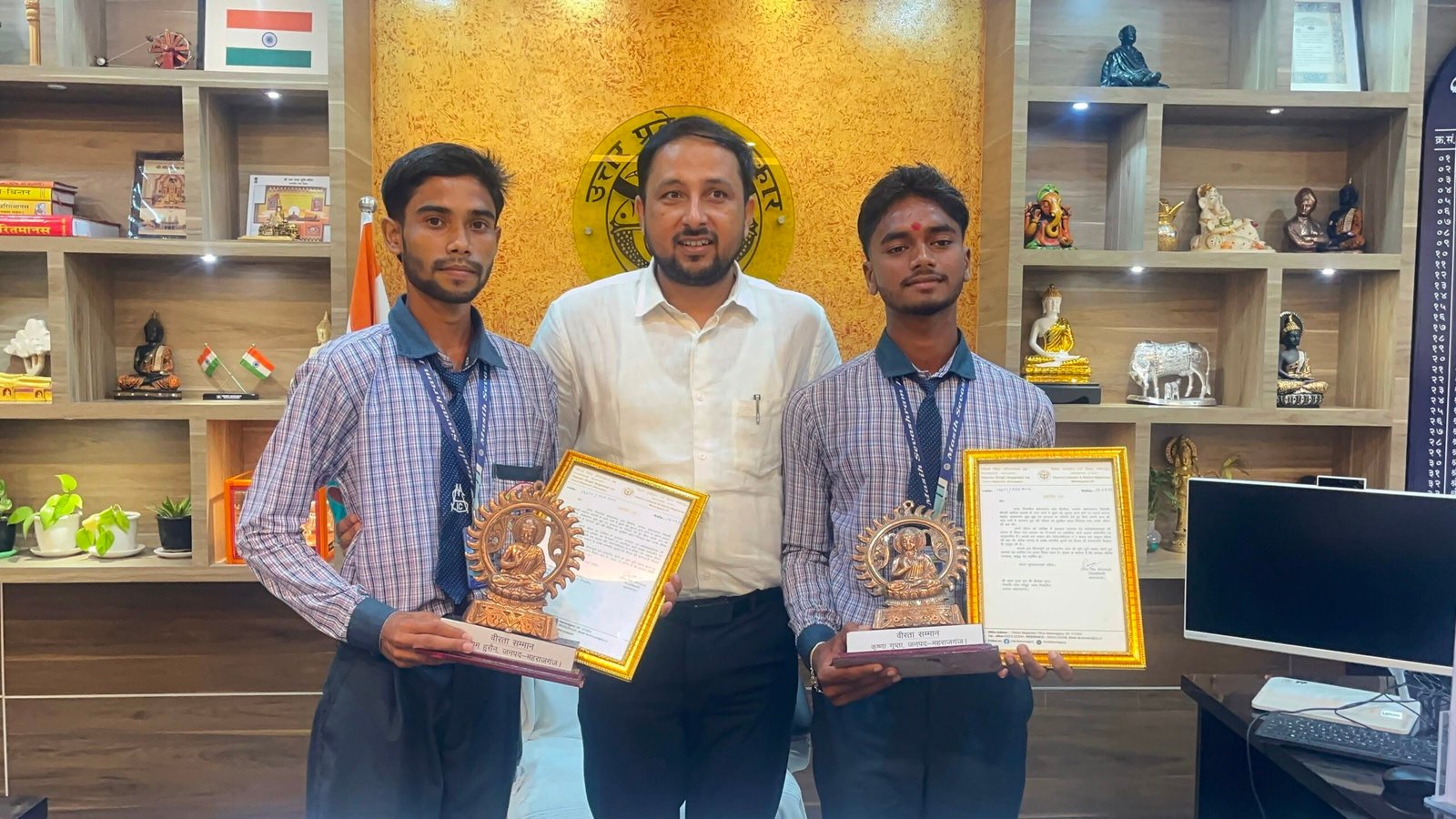 महराजगंज में दो छात्रों का साहस, तेज बहाव में कूदकर बचाई महिला की जान, जिलाधिकारी ने किया सम्मानित: