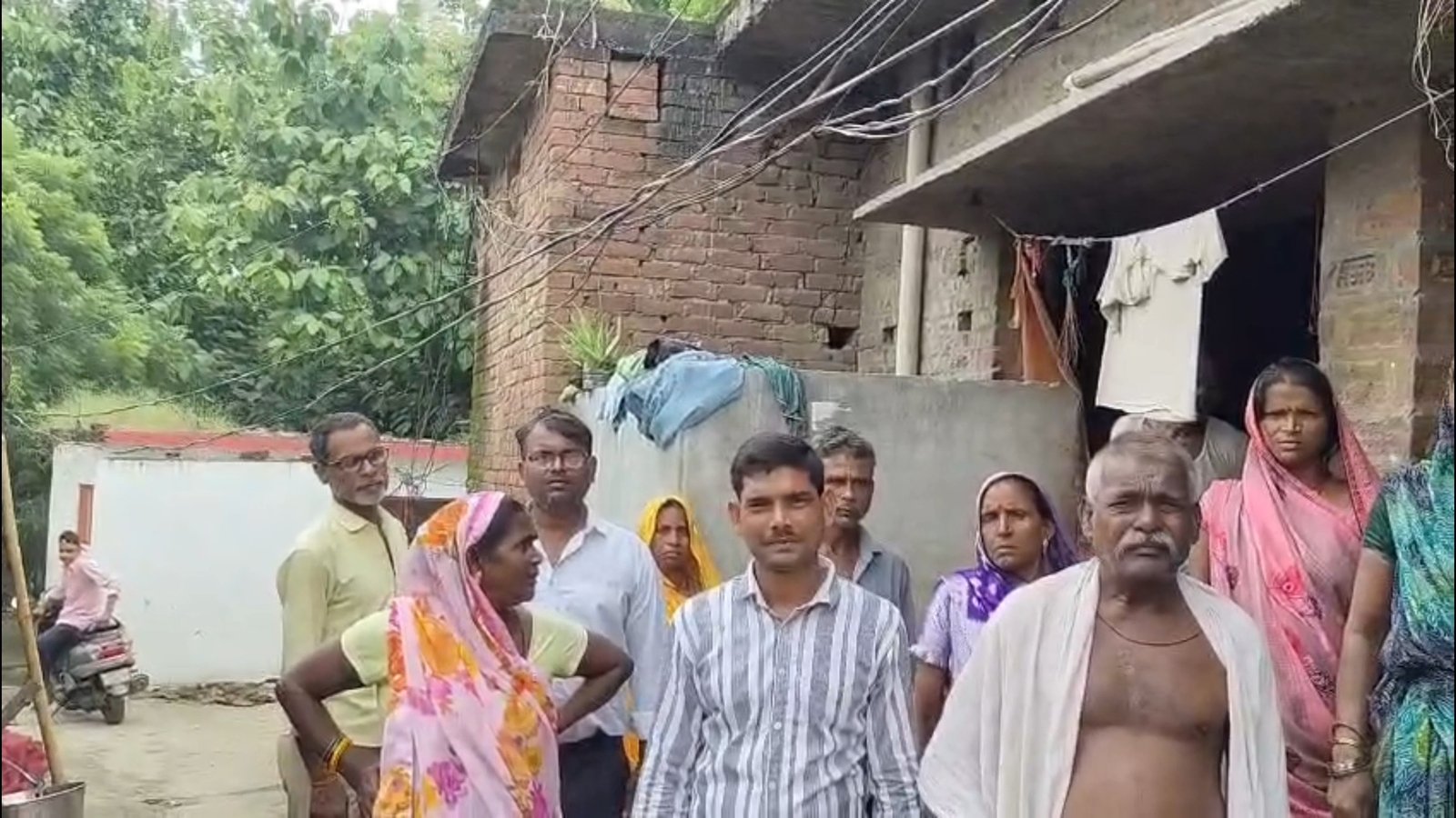 धानी ब्लॉक के नगवा में बिजली व्यवस्था बदहाल, बांस-बल्ली के सहारे लटक रहे तार: