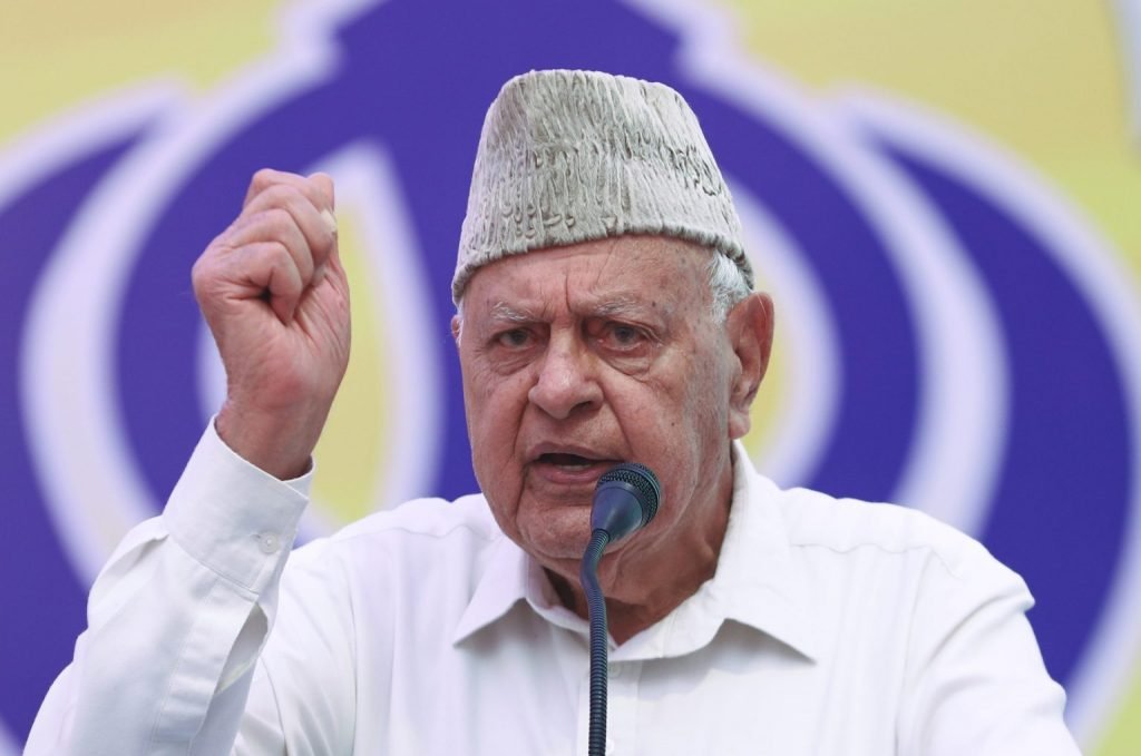 फारूक अब्दुल्ला का दिल्ली पर निशाना, पाकिस्तान का जिक्र कर 370 की वापसी का दावा: